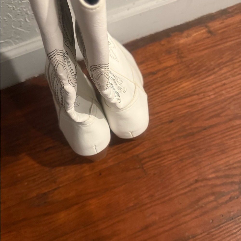 White Western-Style Women's Boots - Picture 5 of 7